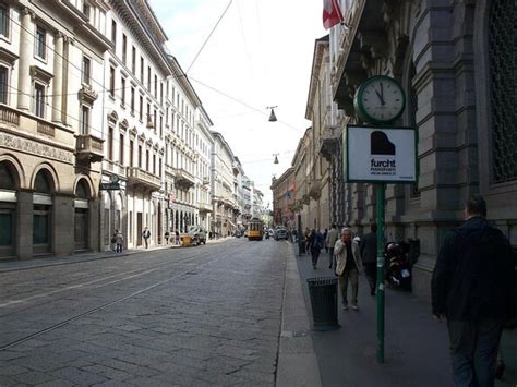 Via Manzoni .